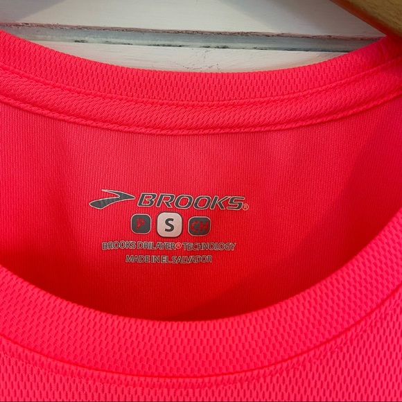 Brooks Neon Pink Short Sleeve Running Top “if trump can RUN you can TOO!” Size S - Picture 2 of 8